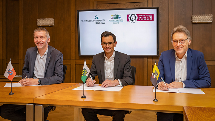 Prof. Dr. Kai-Uwe Sattler (from left), President of Ilmenau University of Technology, Prof. Dr. Gerd Strohmeier (center), Rector of Chemnitz University of Technology, and Prof. Dr. Jens Strackeljan, Rector of Otto von Guericke University Magdeburg, signed the new framework agreement