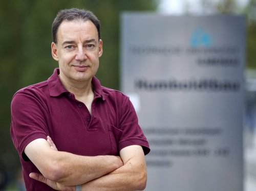 Porträt von Prof. Andreas Mitschele-Thiel, Leiter des Fachgebiets Integrierte Kommu-nikationssysteme und Leiter des „6G Campus Ilmenau“-Projekts